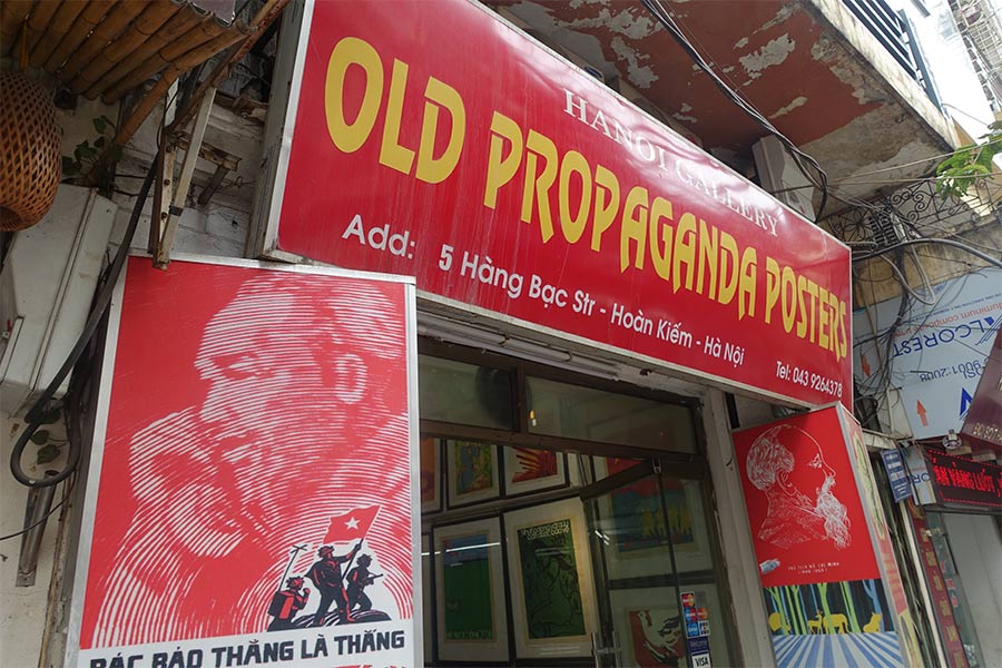 Un atelier de peinture vends des propagande posters à Hanoi