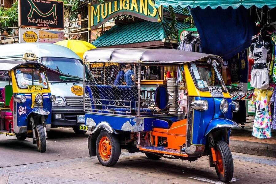 Le tuk-tuk est un moyen de transport populaire en Thaïlande