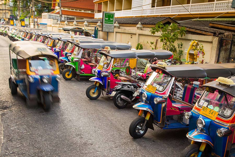Le tuk-tuk est un moyen de transport très populaire en Thaïlande