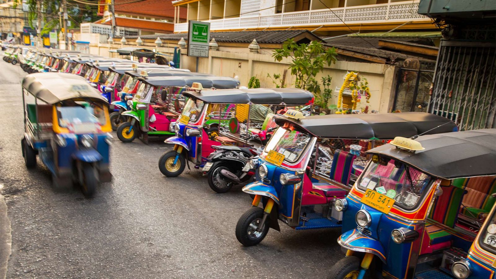 Tuk Tuk est le moyen le plus célèbre en Thailande