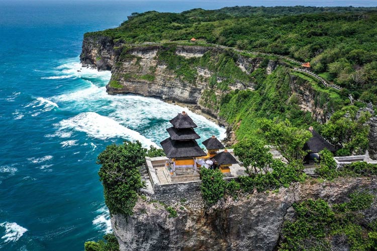 Au dessous du temple se trouve la plage d'Uluwatu 