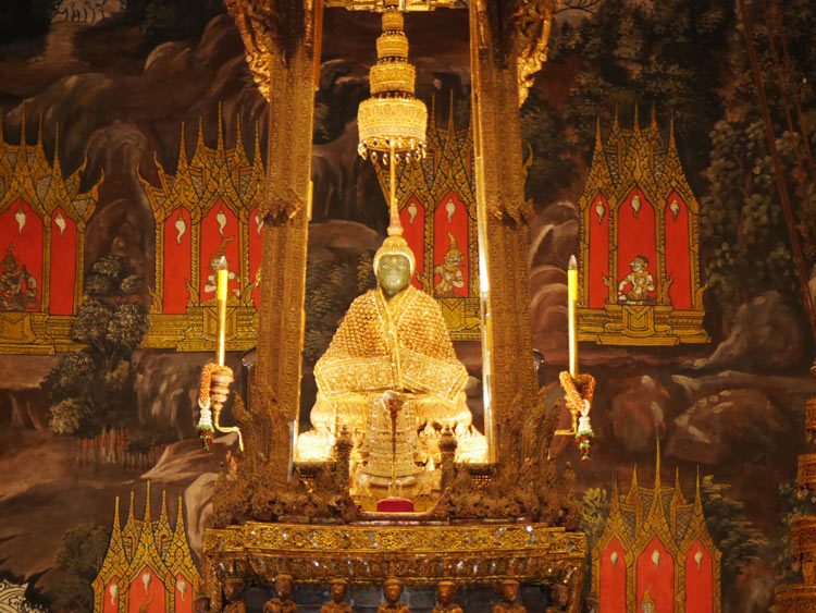 Seul le roi thaïlandais est autorisé à toucher le Bouddha d'émeraude