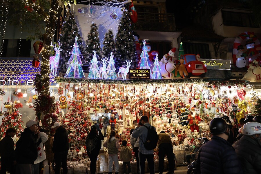 Rues du Vieux Quartier ornées de guirlandes et stands festifs pour Noël à Hanoï