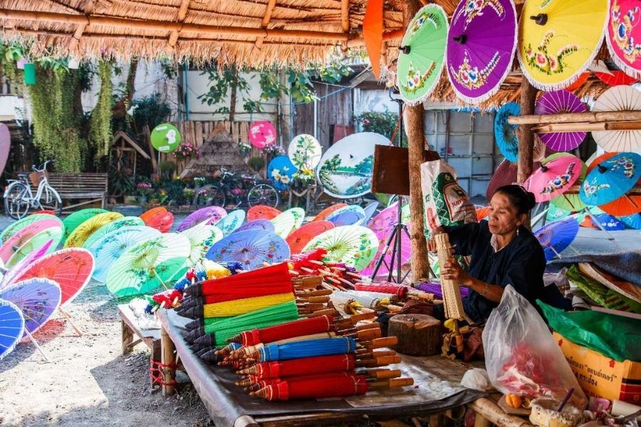 Route de l'artisanat de San Kamphaeng près de Chiang Mai