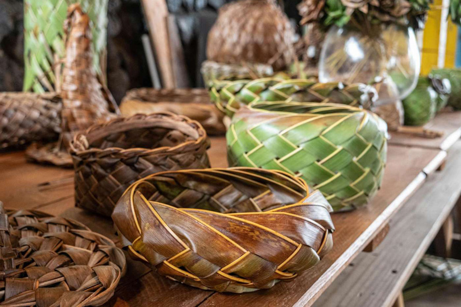 Les objets en feuille de palmier dans le village de la culture du palmier à sucre de Kampong Speu
