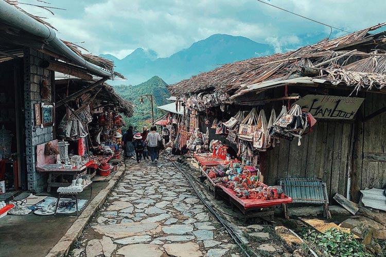 Maisons locales dans village de Cat Cat