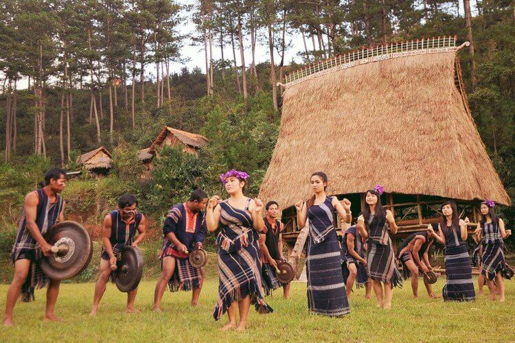 Culturel Gong dans le village de Don