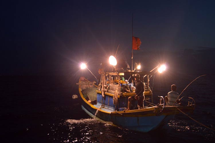 Le soir, les pêcheurs locaux partent en mer