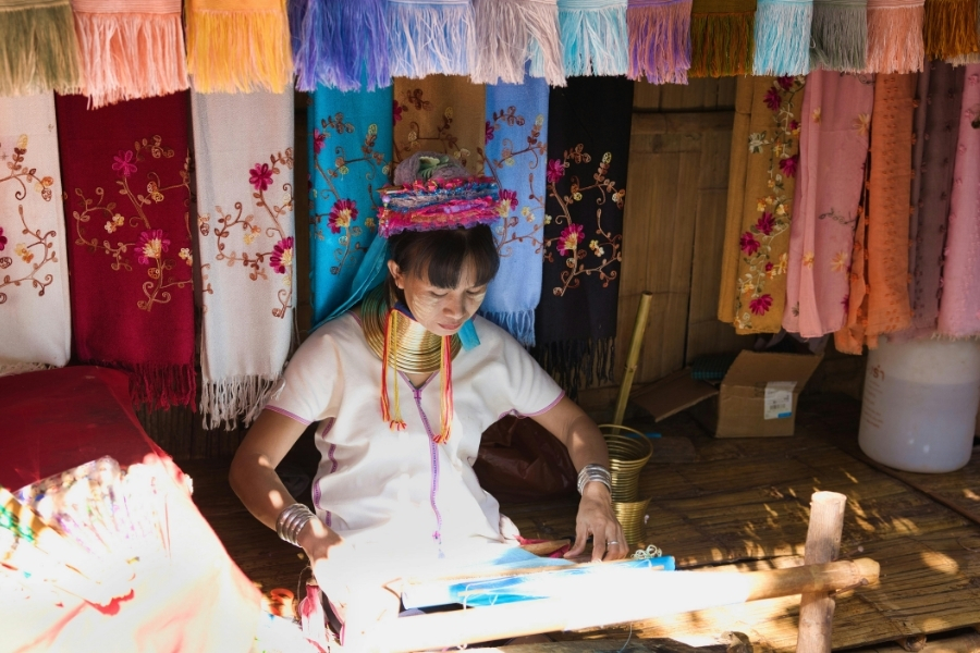 Acheter des tissus artisanaux au village des femmes girafes Chiang Mai.