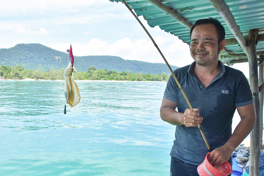 Les visiteurs peuvent pêcher le calamar et attraper des poissons avec les pêcheurs