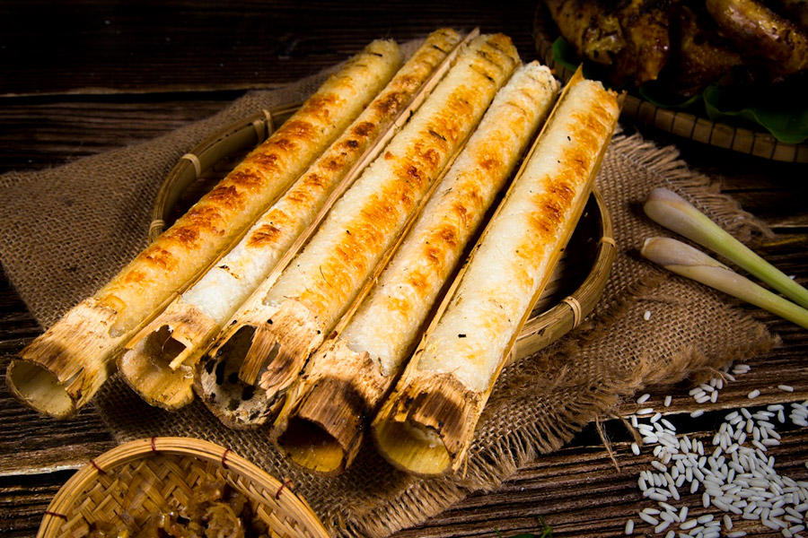 Cơm lam du village de Hong Ngai : riz gluant cuit dans des tubes de bambou, symbole de l’harmonie avec la nature