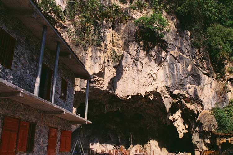 Les maisons en pierre au village de pierre de Khuoi Ky