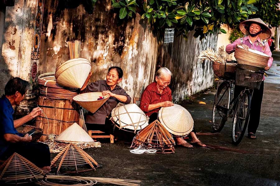 Village des chapeaux coniques sont les villages artisanaux de Hué.