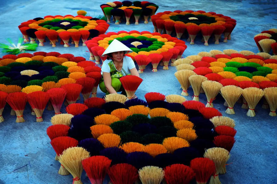 Village de l'encens de Thuy Xuan est l'une des les villages artisanaux de Hué.