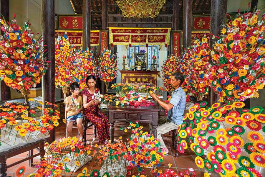Village de fleurs en papier de Thanh Tien est l'une des les villages artisanaux de Hué.