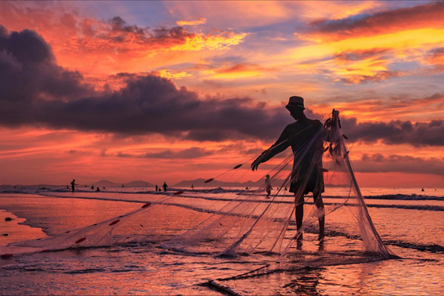 L'aube sur les villages des pêcheurs à Khanh Hoa