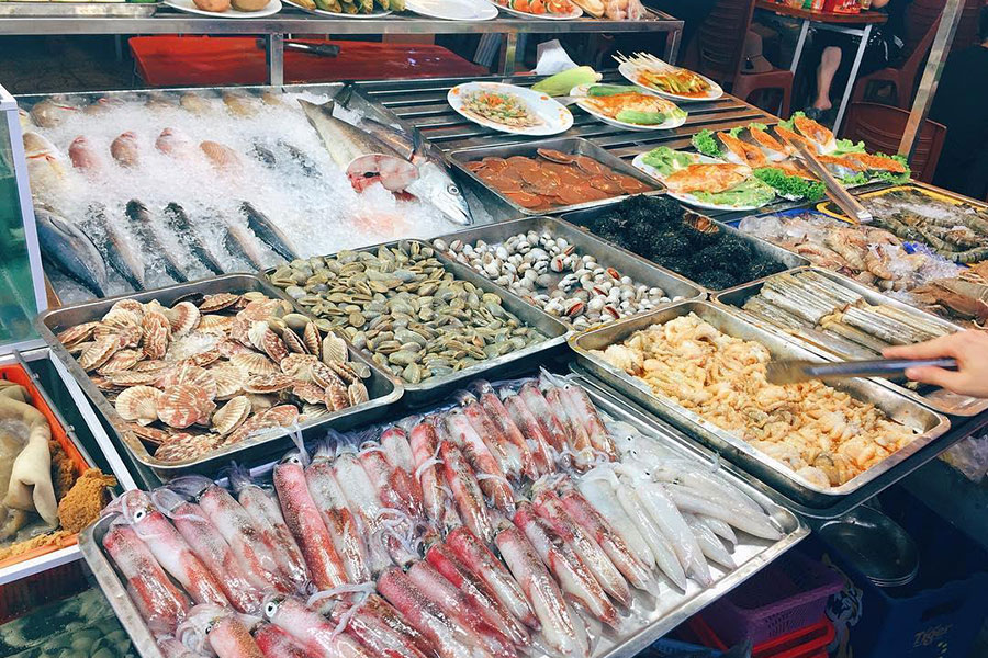 Les fruits de mer délicieux aux villages des pêcheurs à Khanh Hoa