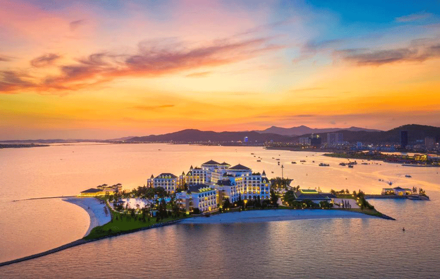 Vue aérienne depuis la terrasse du Vinpearl Resort sur la baie d’Halong