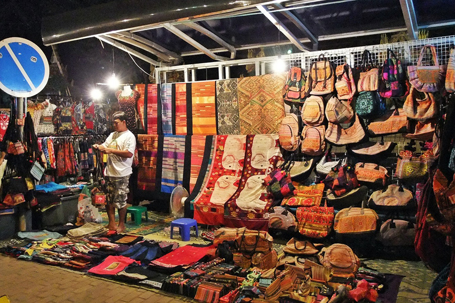 Marché de nuit de Vientiane – L’adresse idéale pour ramener des souvenirs artisanaux