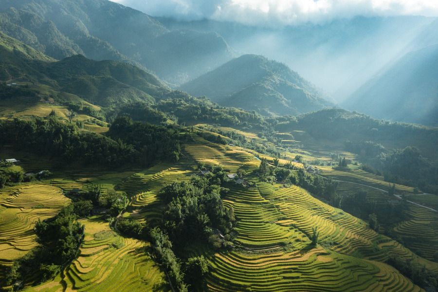 Paysage ensoleillé de Sapa pendant la saison sèche 