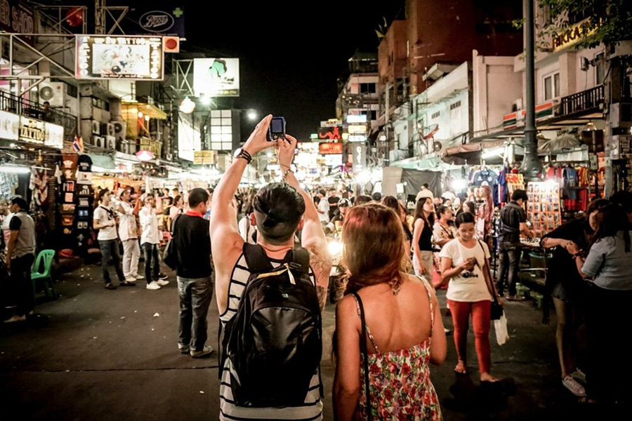 Balade dans les rues animées de Khaosan Road, Bangkok