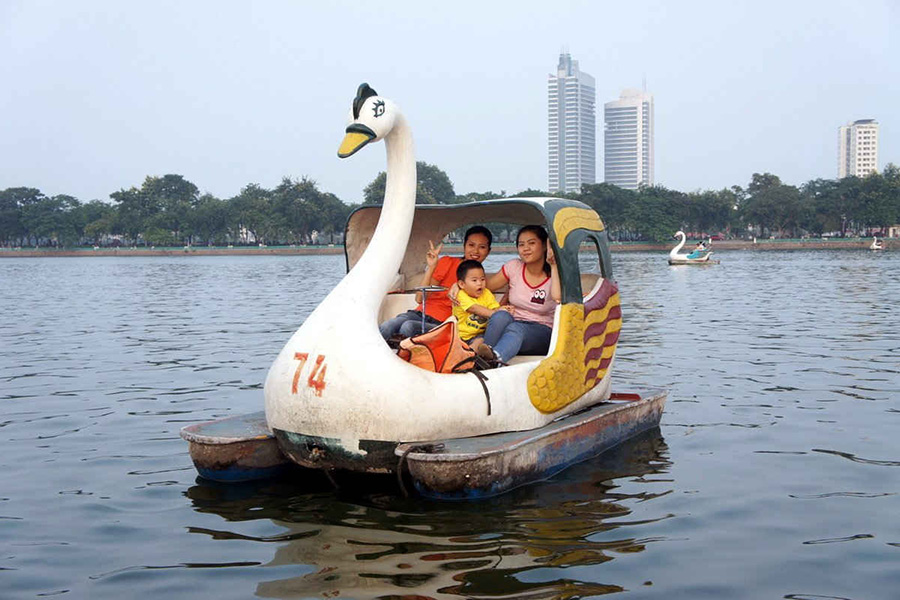 Balade paisible en pédalo-cygne sur le lac de Hanoï – un moment ludique en famille