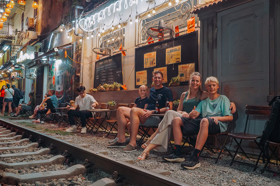 L’incontournable Train Street de Hanoï : frissons et ambiance unique au cœur de la ville