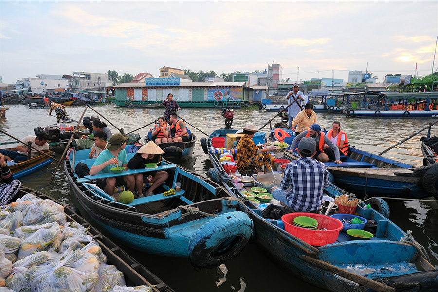 Le marché flottant de Cai Rang offre aux voyageurs des expériences uniques 