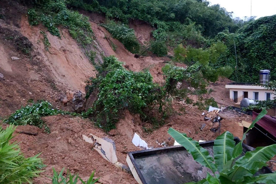 Évitez les zones montagneuses isolées en cas de fortes pluies pour prévenir les glissements de terrain