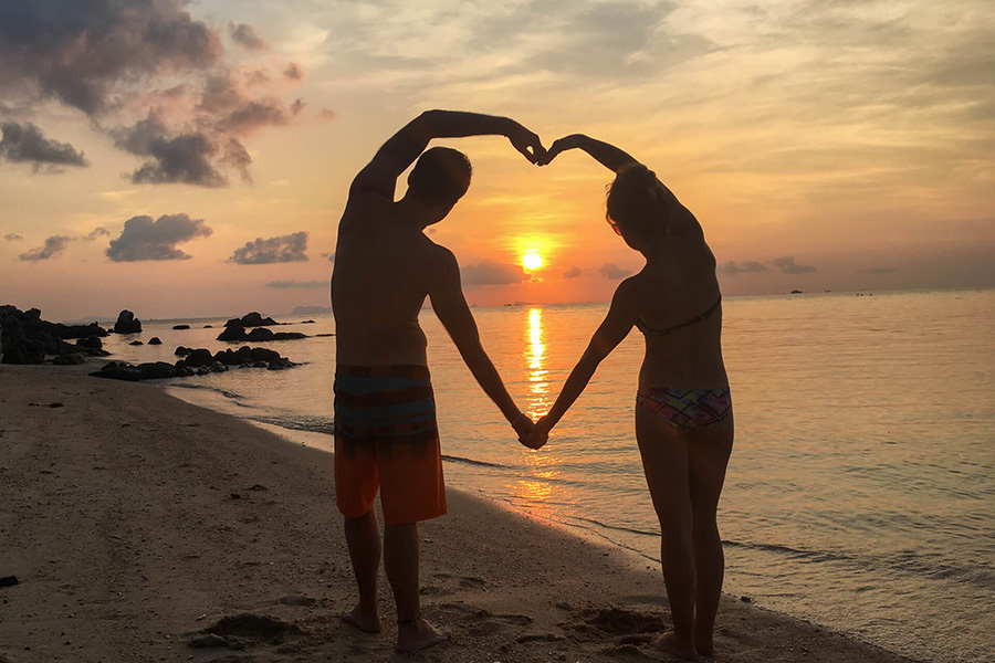 Le coucher du soleil est un moment magique à partager dans un voyage en couple