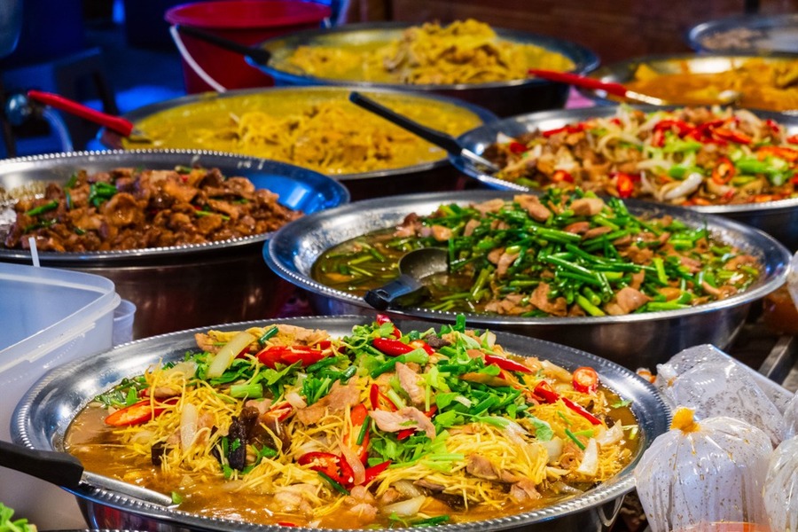 Un voyage en famille en Thaïlande est synonyme de partage de plats copieux et savoureux