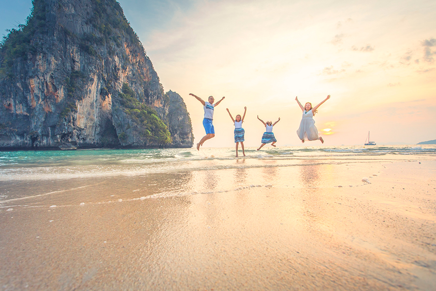 Joie en famille sur les plages paradisiaques de Krabi