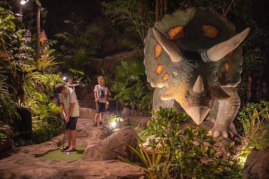  Mini-golf jurassique à Phuket : une aventure familiale inoubliable