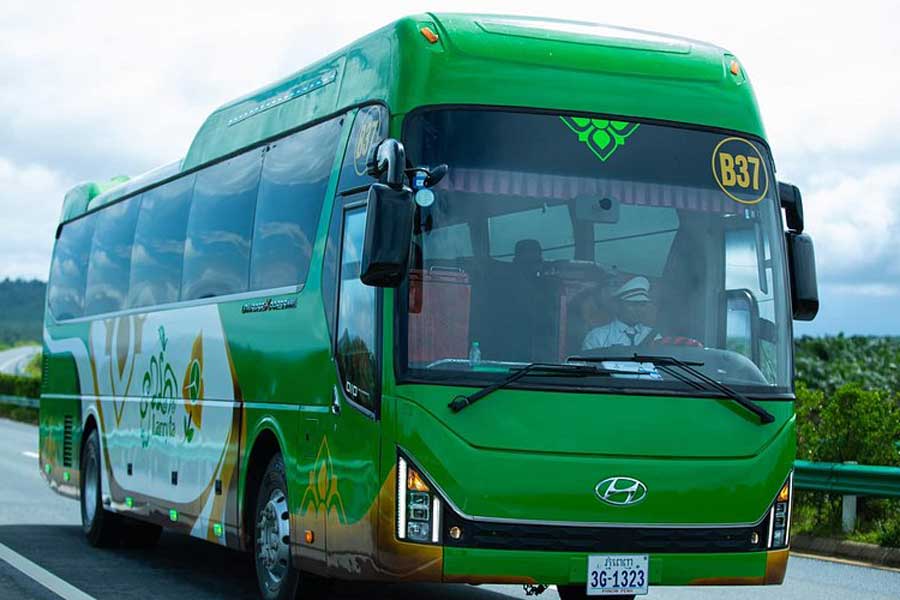 Le bus touristique est une solution économique lors de l'itinéraire une semaine au Cambodge