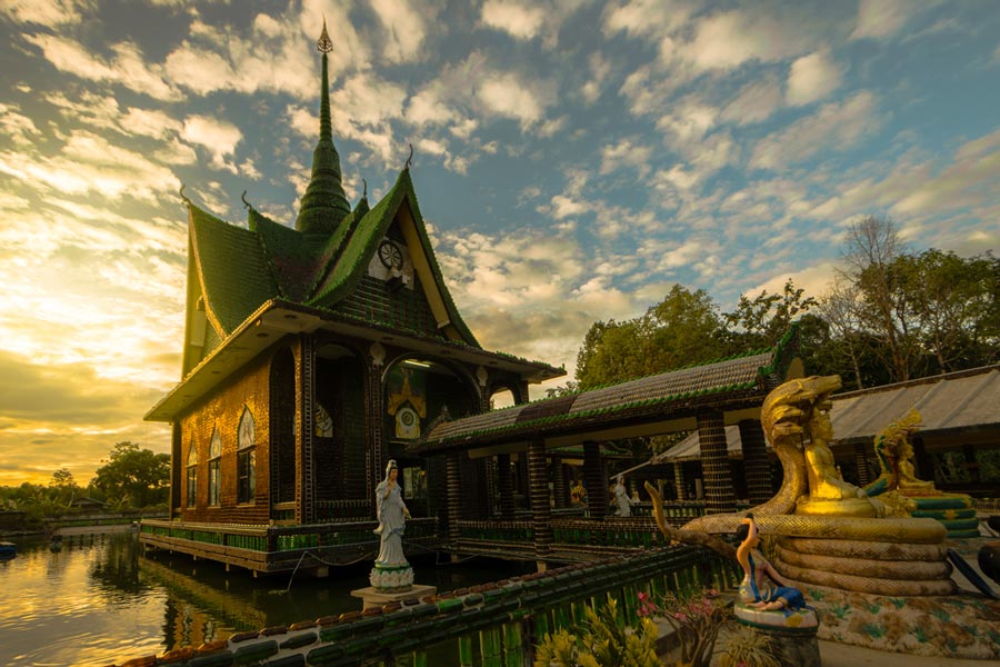 Wat Pa Maha Chedi Kaew est un temple construit avec des millions de bouteilles de bière