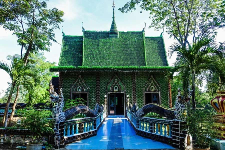 Wat Pa Maha Chedi Kaew est entièrement construit à partir de bouteilles de bière, même des toilettes