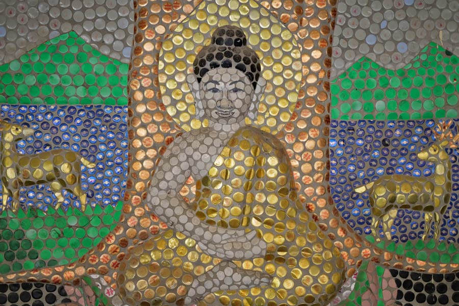 Des bouteilles de bière sont assemblées dans une image unique au Wat Pa Maha Chedi Kaew