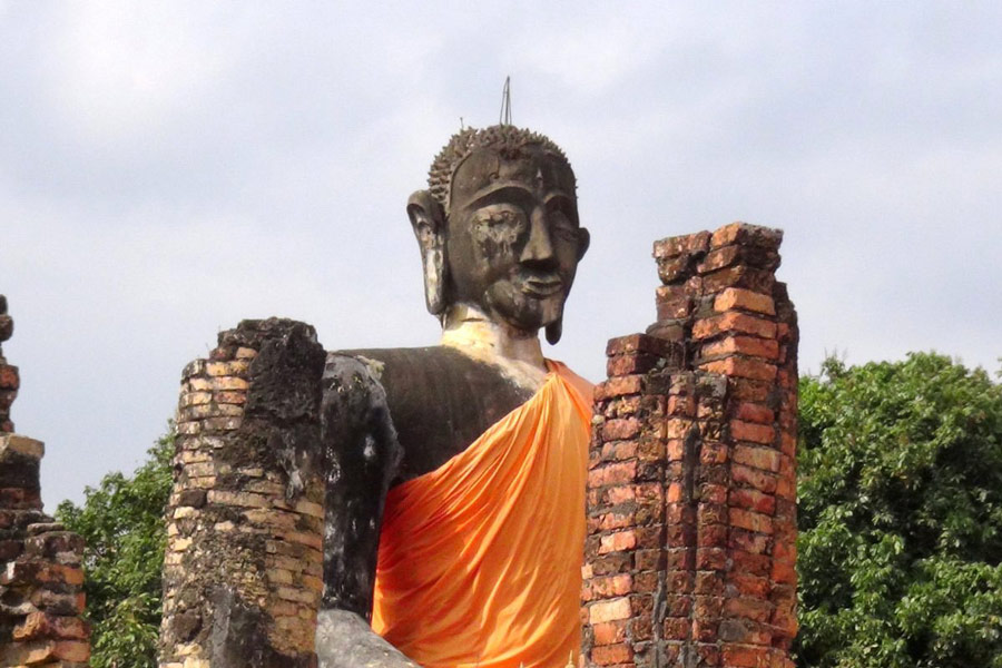 Les piliers avec une statue de Budhha est choses spéciales de Wat Phia Wat 