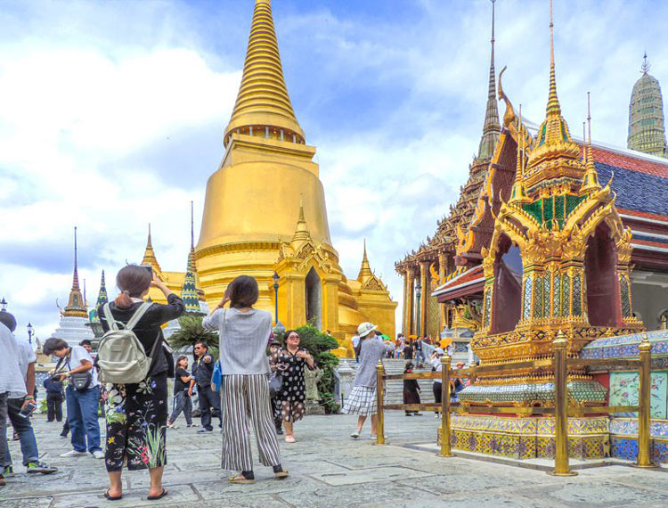 Les touristes portent des vêtements discrets pour visiter le temple
