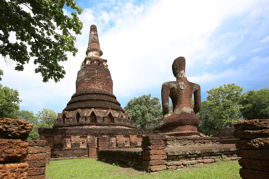 Wat Phra Kaew est le plus grand temple du parc historique de Kamphaeng Phet