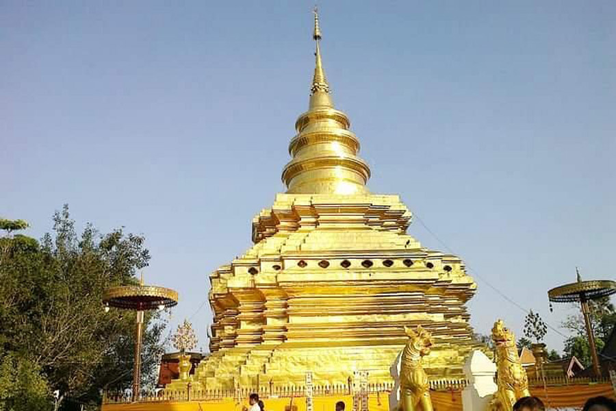 Le stupa au temple de Wat Phra That Chom Thong