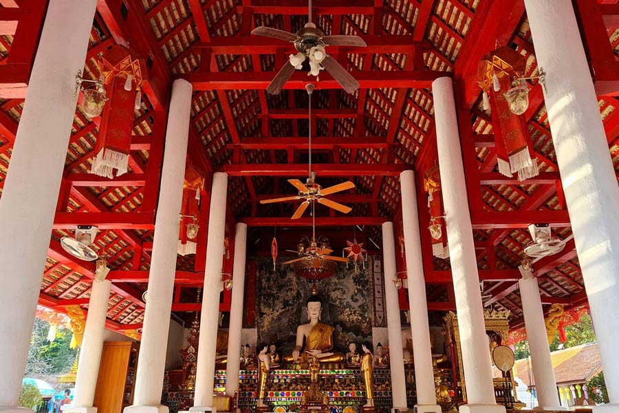 L'intérieur du temple de Wat Phra That Chom Thong