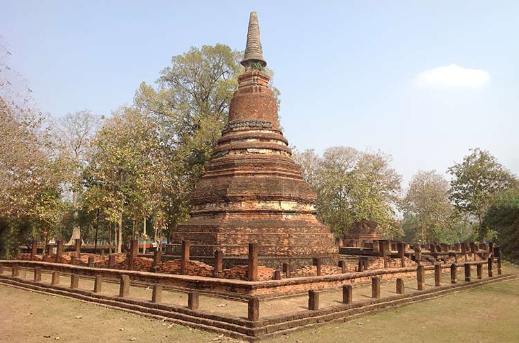 Le temple présente une architecture Stupa