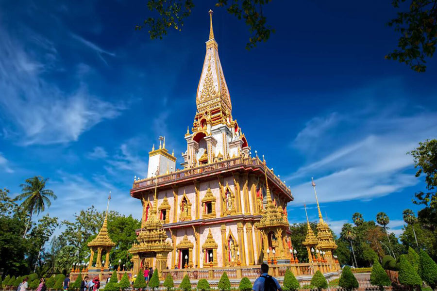 La majestueuse pagode Phra Mahathat Chedi, une structure imposante