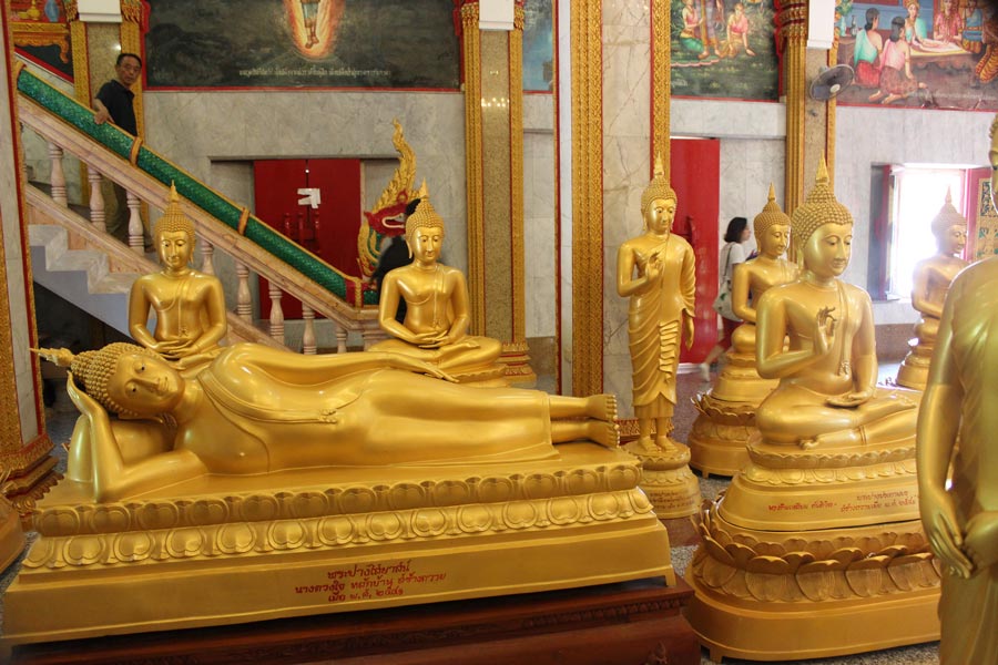 D'innombrables statues de Bouddha en or
