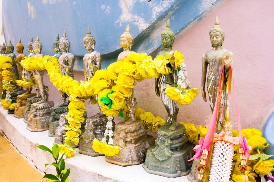 Les petites statues de Bouddha autour sont également très spéciales