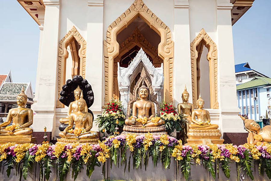 Architecture unique et placement des statues de Bouddha