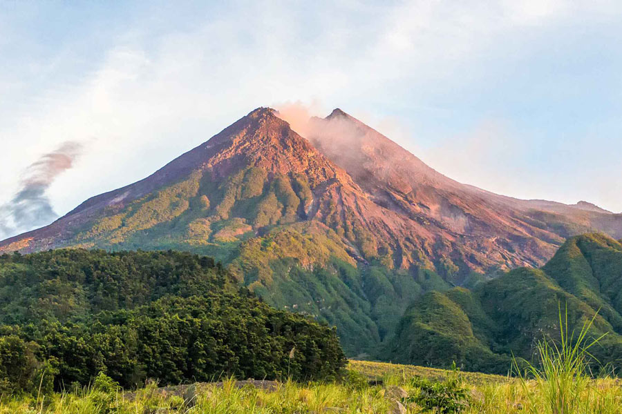 Le volcan de Merapi à Yogyakarta - l'un des volcans les plus large d'Indonésie