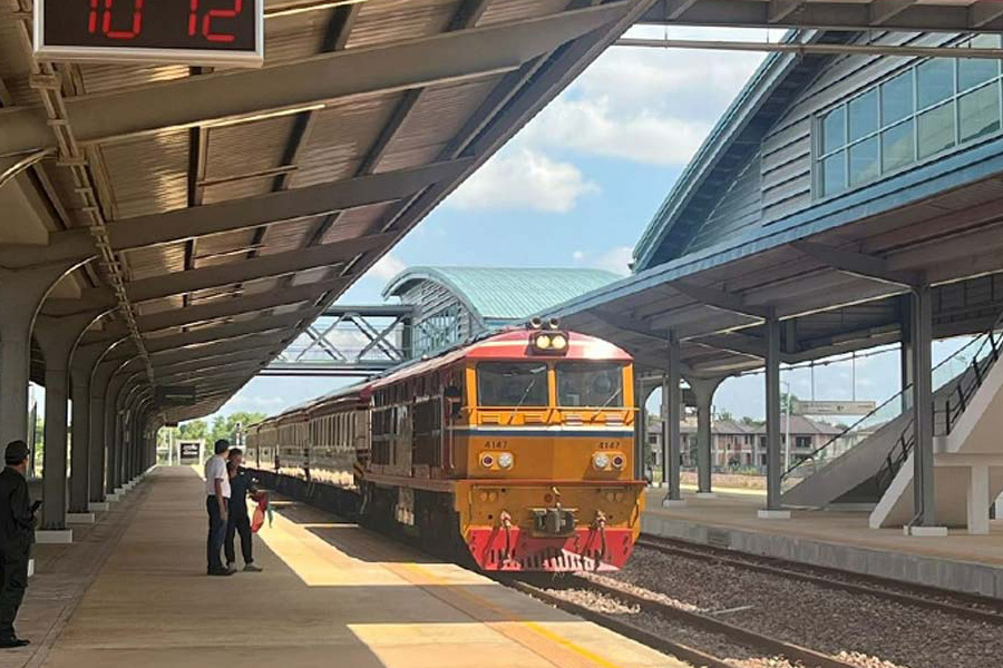 Un train moderne au départ de la Thaïlande à destination du Laos via le pont de l’Amitié
