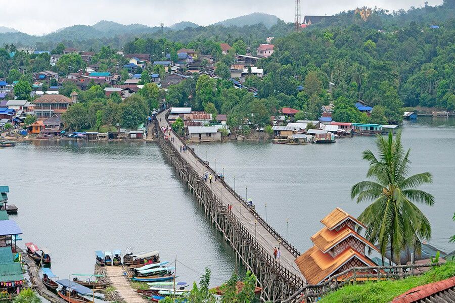Pont Mon traversant le lac Vajiralongkorn dans la brume matinale de Sangkhlaburi